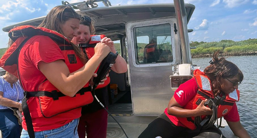 Students on Rutgers Raritan River boat